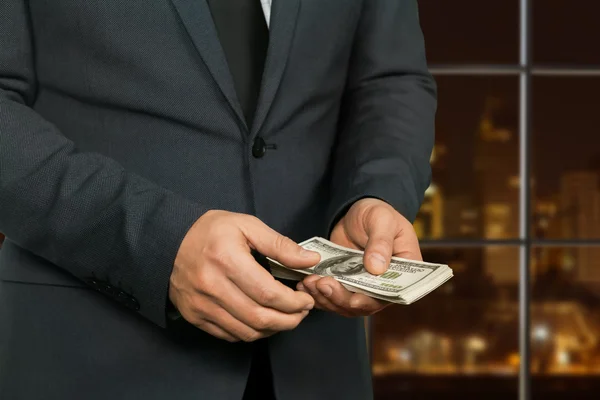 Nacht Hotel Manager Zählen Geld. — Stockfoto