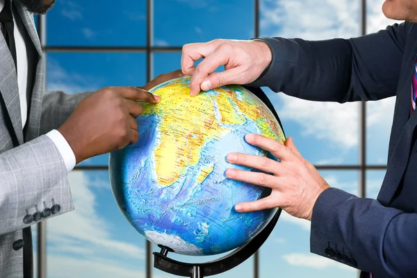 Globo no fundo do céu . — Fotografia de Stock