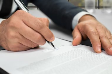 Noterler elleri gündüz evrak yapıyor.