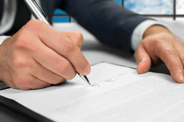 Notar unterschreibt Papiere im Büro. — Stockfoto