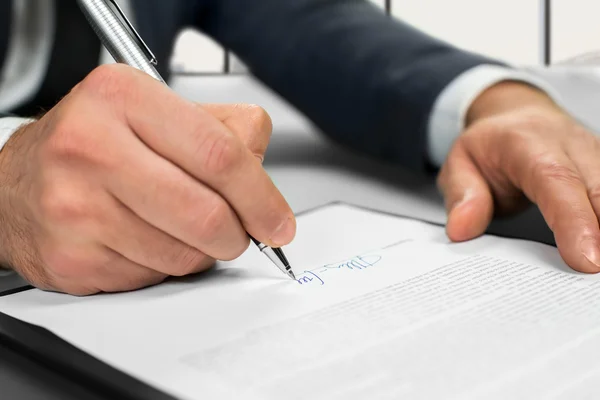 Office de işadamı imza sözleşme.