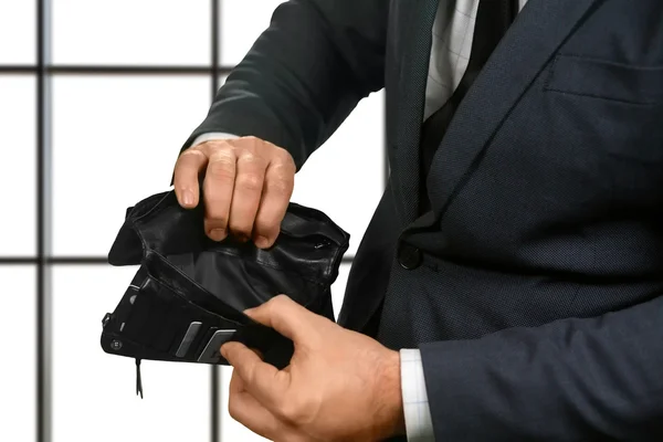Офісний працівник тримає порожній гаманець . — стокове фото