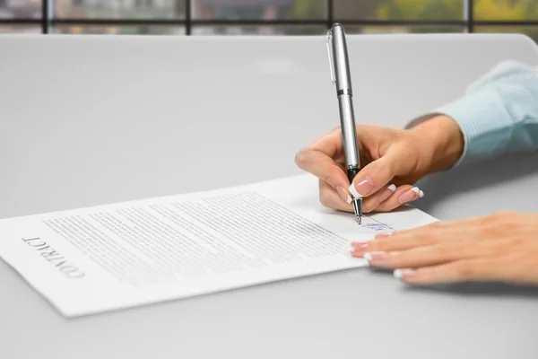 Femmes mains signant papiers de bureau . — Photo