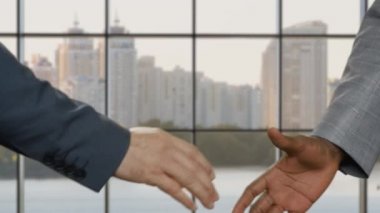 İş karşılıklı şehir arka plan üzerinde.