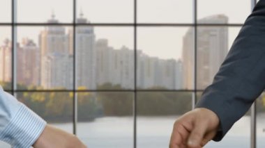 İşadamı ve kadın office el sıkışma.