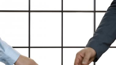 Erkek ve kadın el sıkışıyor..