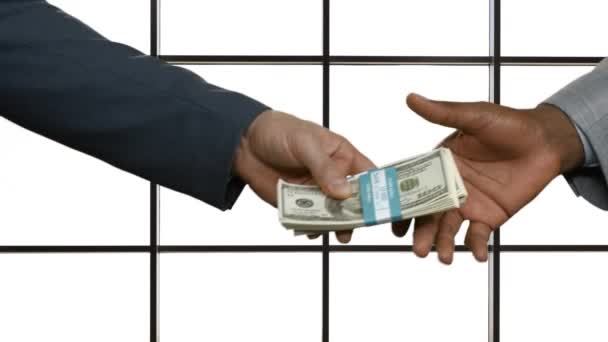 Man zenden geld aan een zakenman. — Stockvideo