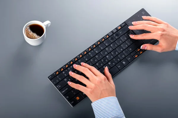 Womans hands on wireless keyboard. — Zdjęcie stockowe