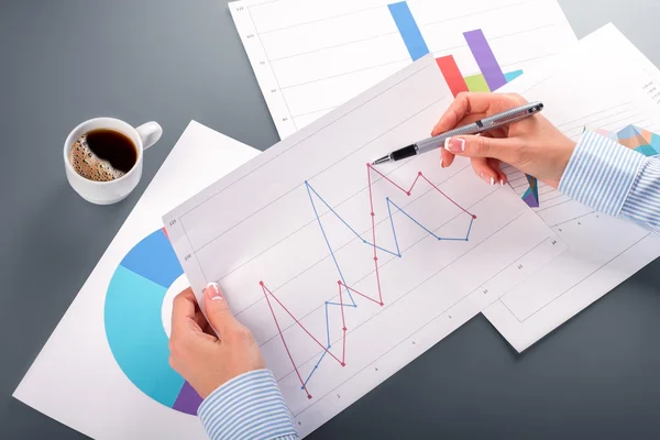 Weibliche Hände mit grafischem Diagramm. — Stockfoto