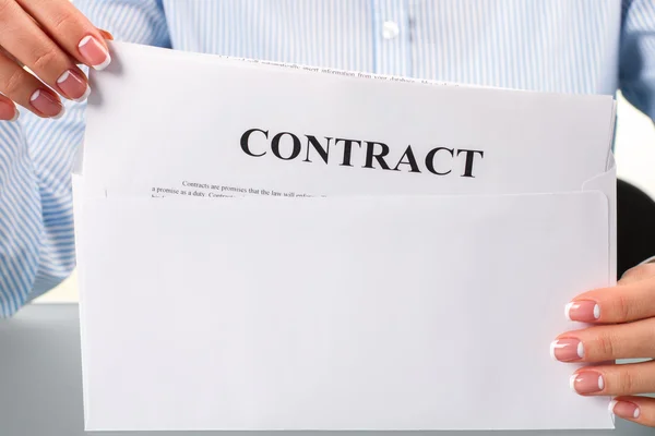 Mãos femininas segurando carta contrato. — Fotografia de Stock
