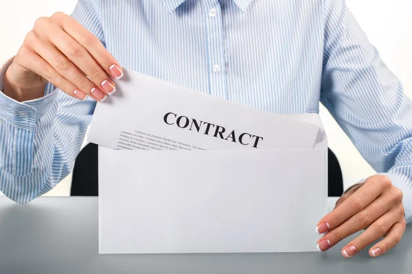 Mujer abriendo sobre con contrato . — Foto de Stock