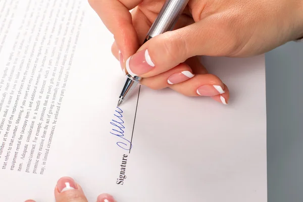 Mano femenina firma carta de negocios . — Foto de Stock