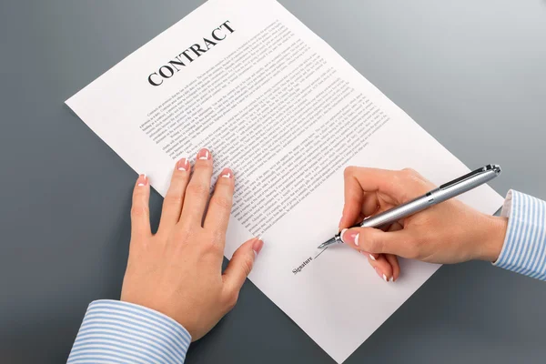 La mano femenina firma contrato de cooperación . — Foto de Stock