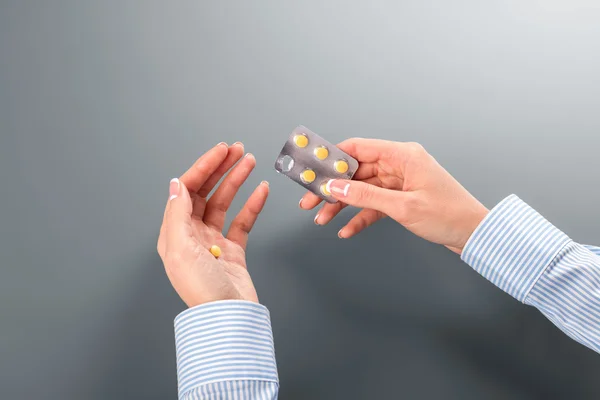Kobiece biorąc tabletki z blistra. — Zdjęcie stockowe