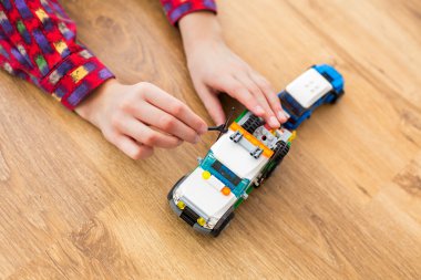 Küçük oyuncak anahtarı kullanarak çocuk.