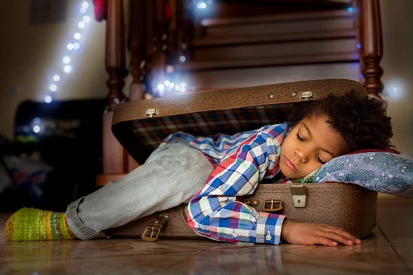 Bonito menino dorme em mala . — Fotografia de Stock