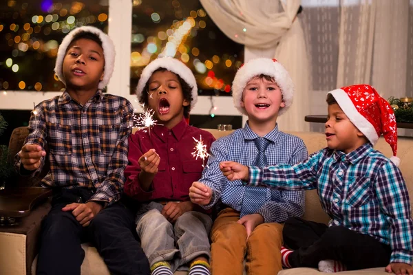 Négy gyermek énekelni karácsonyi dal. — Stock Fotó