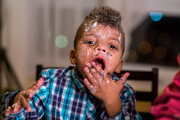 Ragazzo nero ricoperto di torta . — Foto Stock