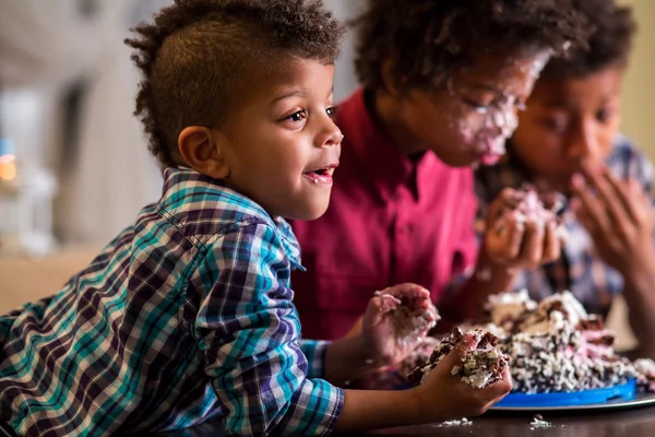 Kids eat cake with hands. — Stock Photo, Image