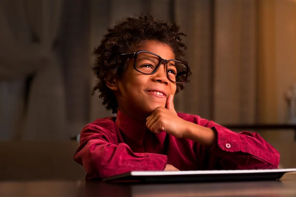 Afro kid op het toetsenbord glimlachen. — Stockfoto