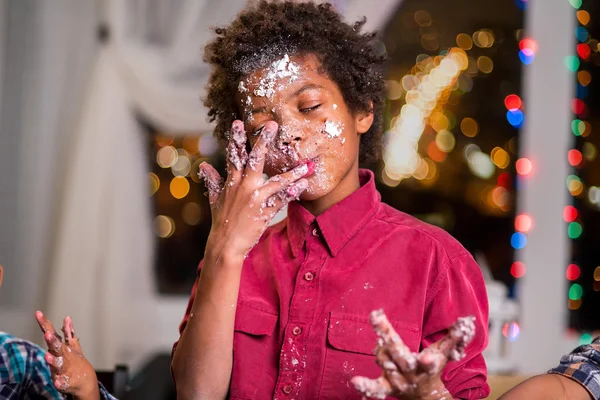 Kid menjilati kue-dioleskan jari . — Stok Gambar Kid menjilati kue-dioleskan jari . Stok Foto Bebas Royalti