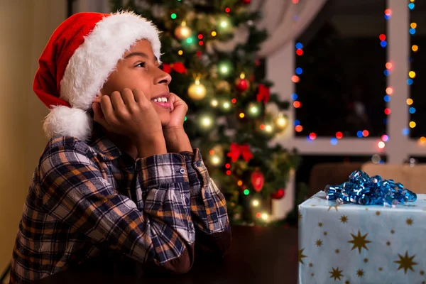 Niño en Santa sombrero sonriendo . — Foto de Stock