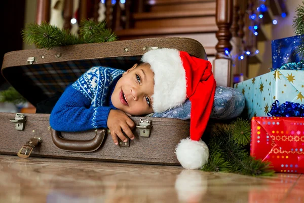 Curioso chico negro en Navidad . — Foto de Stock