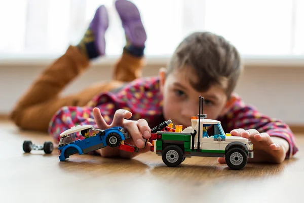 Barn leker på golvet. — Stockfoto