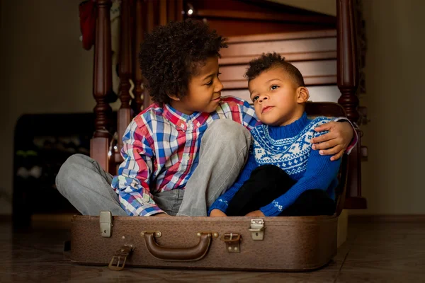 Duas crianças afro de aparência amigável . — Fotografia de Stock