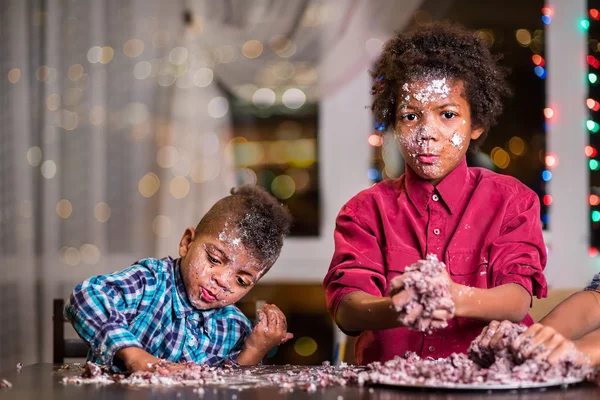 Ragazzini neri disordinati distruggere torta . — Foto Stock