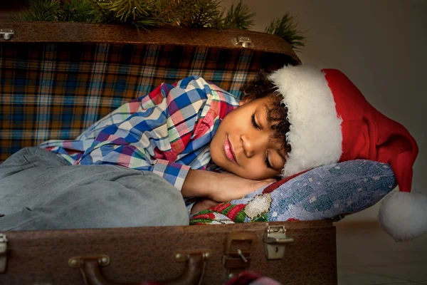 快乐的黑人男孩圣诞节睡眠. — 图库照片