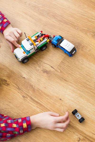 Pojkarna hand med leksaksbilar. — Stockfoto