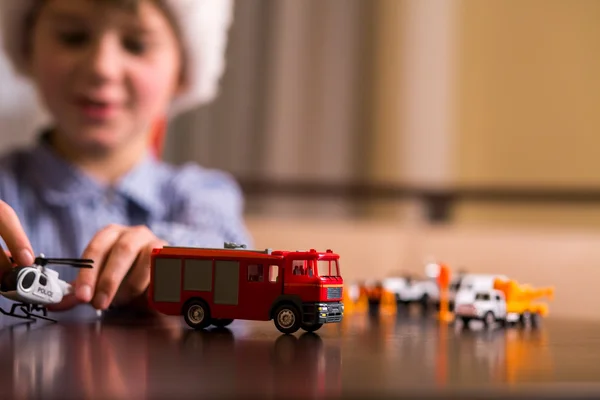 Criança com helicóptero policial de brinquedo . — Fotografia de Stock