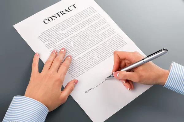 Hembra firma contrato de préstamo . — Foto de Stock