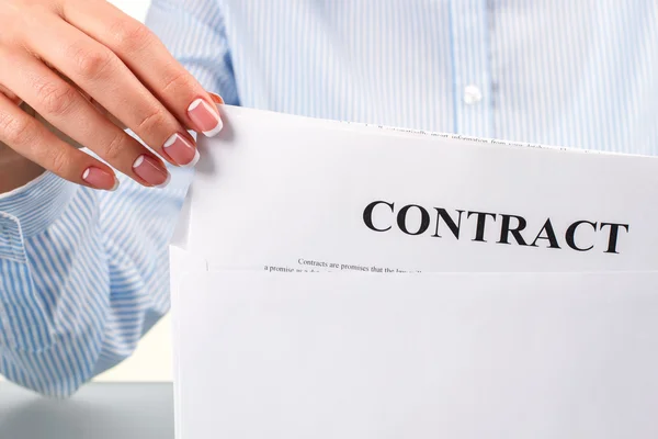 Mão feminina leva carta de contrato . — Fotografia de Stock