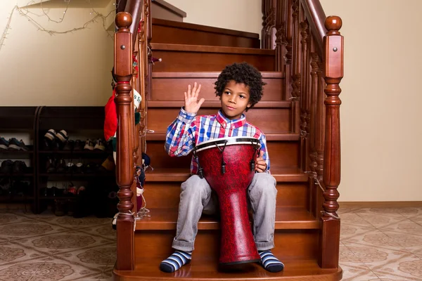 Chlapec s bubnem na schodech. — Stock fotografie