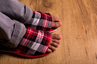 Damalı terlik ile gri pantolon.