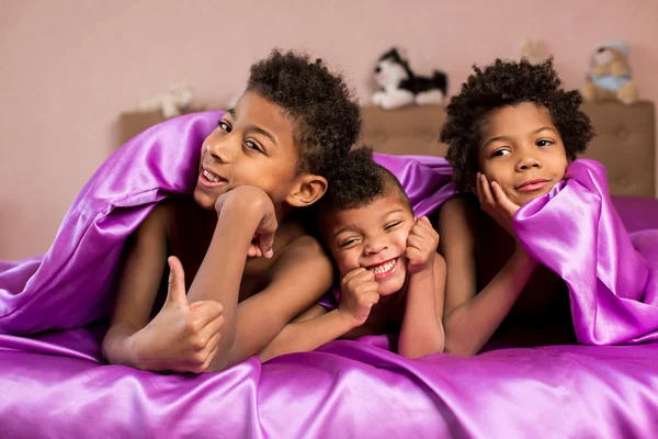 Afro bambino mostrando pollice in su . — Foto Stock