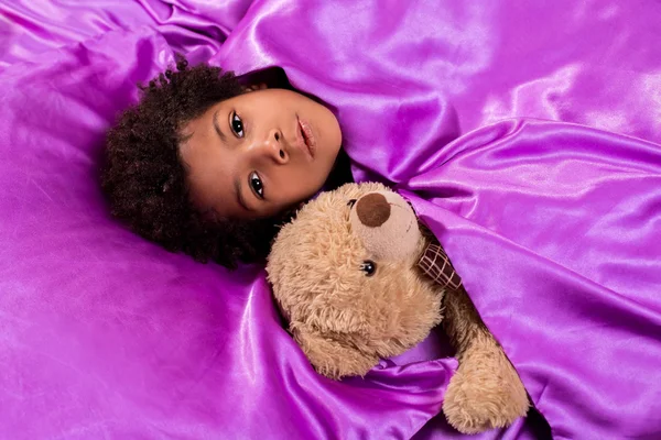 Criança negra com ursinho de pelúcia . — Fotografia de Stock