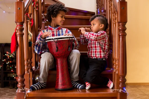 Los niños tocan música en Navidad . — Foto de Stock