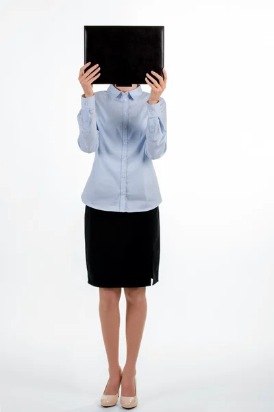 Formalmente vestito donna copre il viso . — Foto Stock