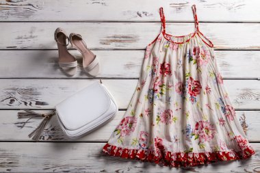 Çiçek sarafan ve ayakkabı.