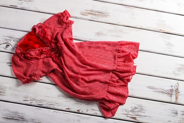 Wind weht auf rotem Kleid. — Stockfoto