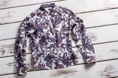 Beyaz ahşap rafta gömlek.