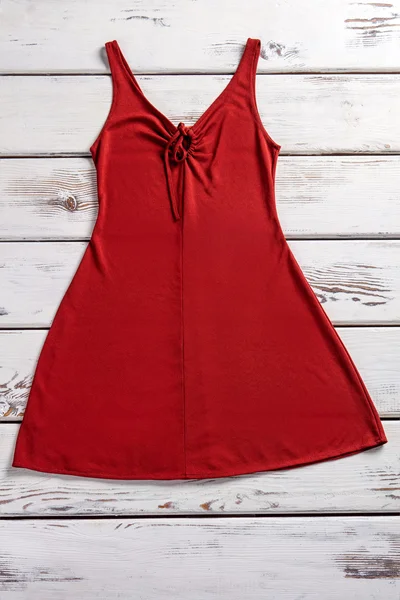 Czerwona sukienka z otworem na klucze dekolt. — Zdjęcie stockowe