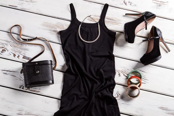 Vestido negro y collar pequeño . —  Fotos de Stock