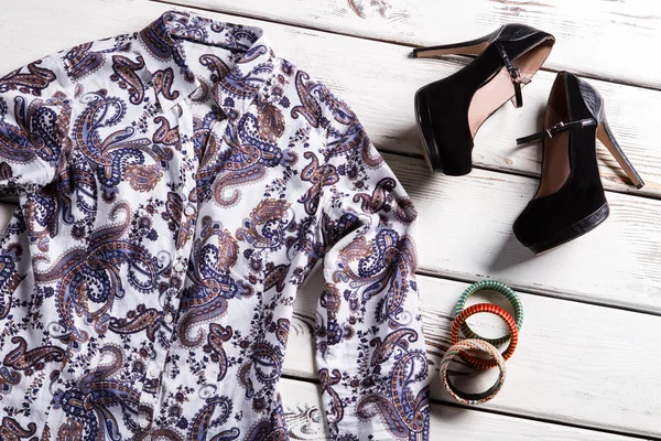 Floral shirt and coloful bracelets. — Stock Photo, Image