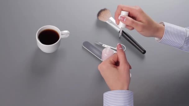 ポーランドの爪をカバーするビジネスの女性. — ストック動画