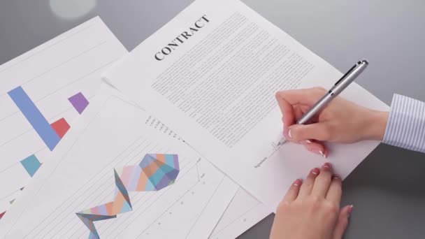 Ladys hand ondertekening promotie contract. — Stockvideo