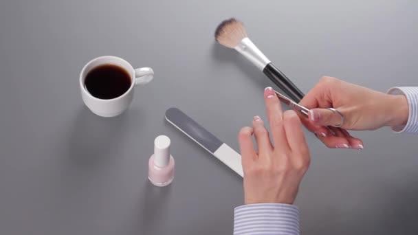 Manicure na stole biurowej. — Wideo stockowe